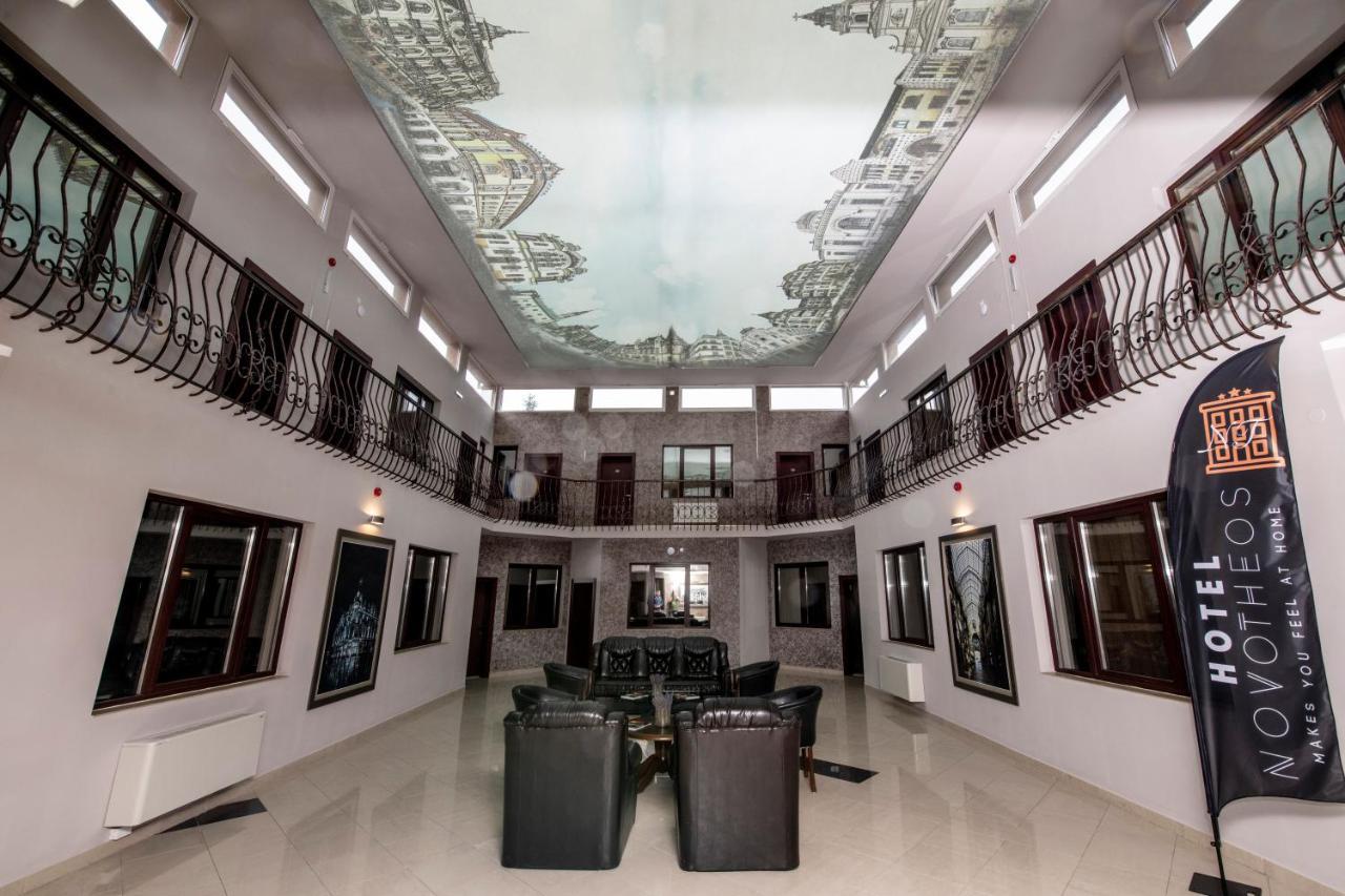 Hotel Novotheos Oradea Exteriör bild