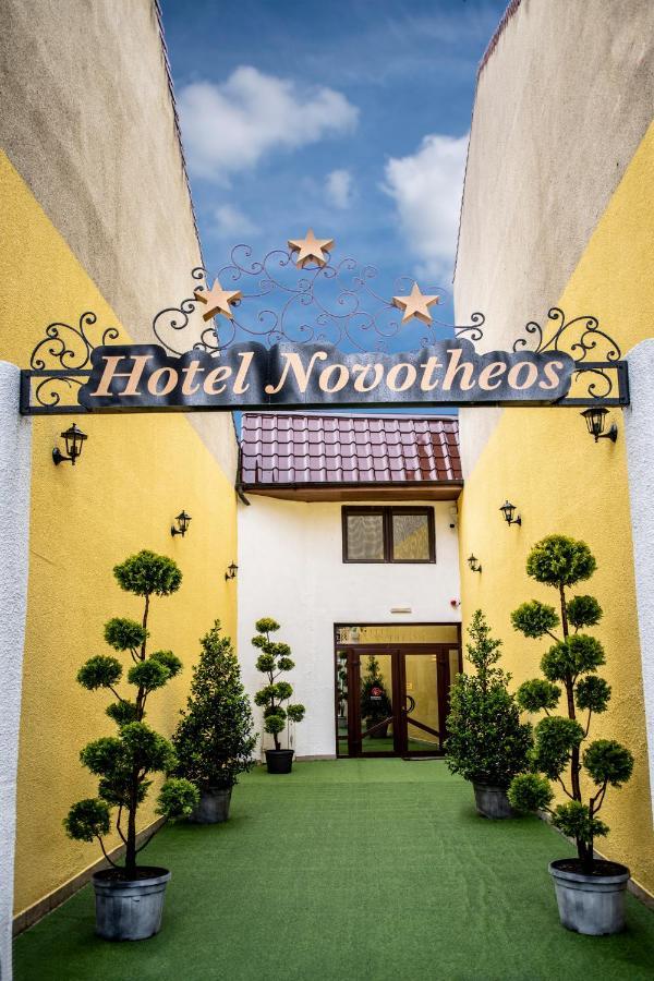 Hotel Novotheos Oradea Exteriör bild