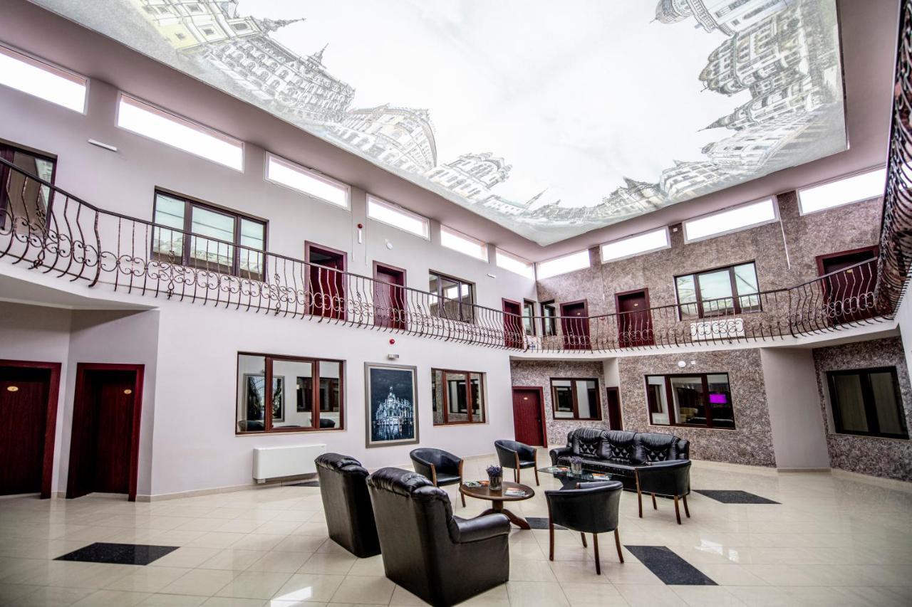 Hotel Novotheos Oradea Exteriör bild