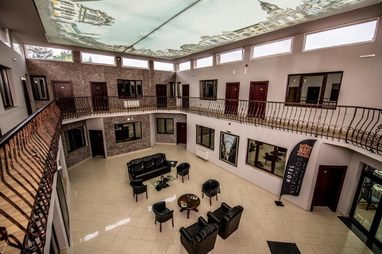 Hotel Novotheos Oradea Exteriör bild