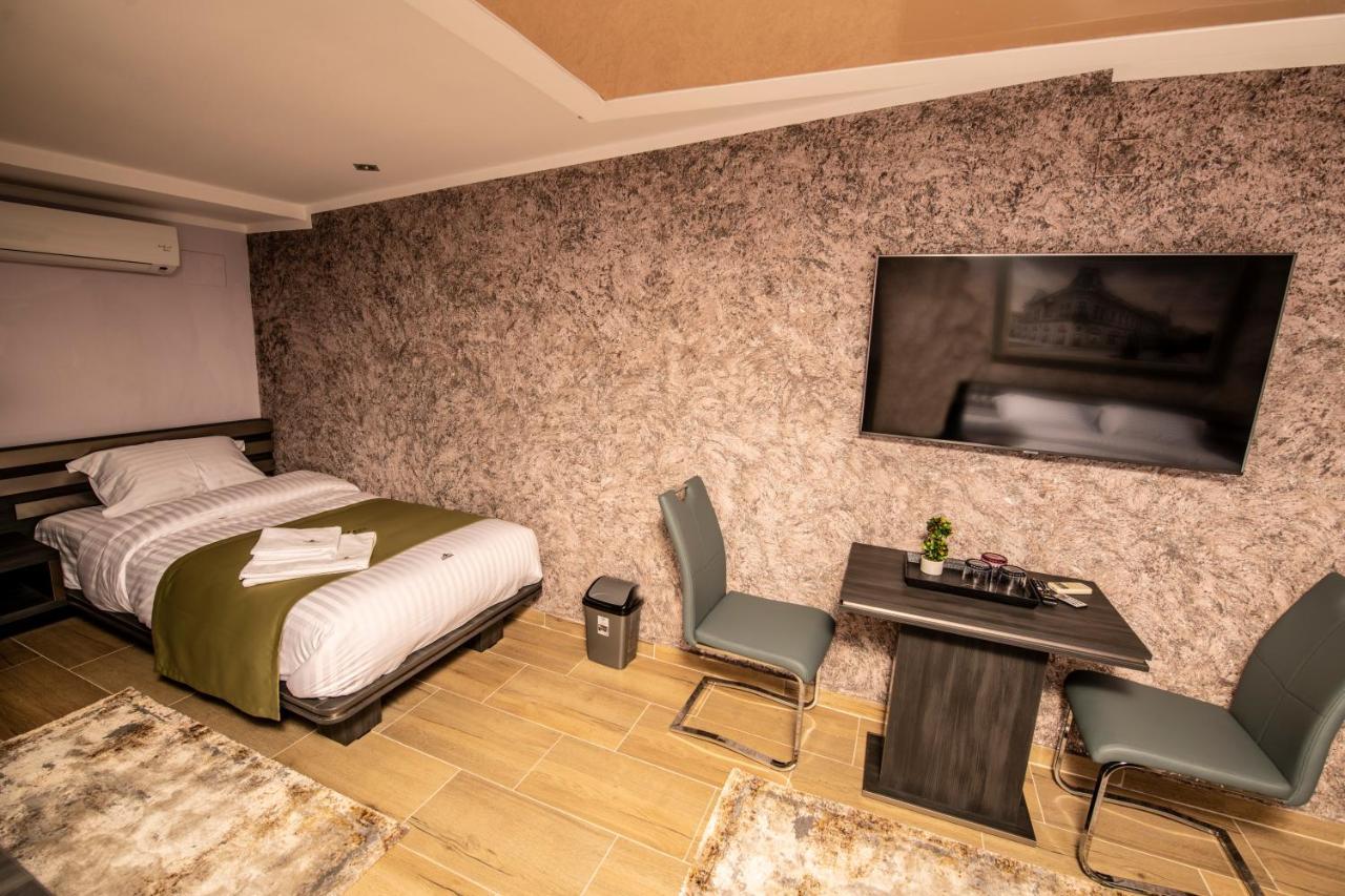 Hotel Novotheos Oradea Exteriör bild