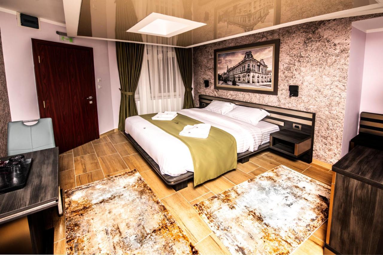 Hotel Novotheos Oradea Exteriör bild
