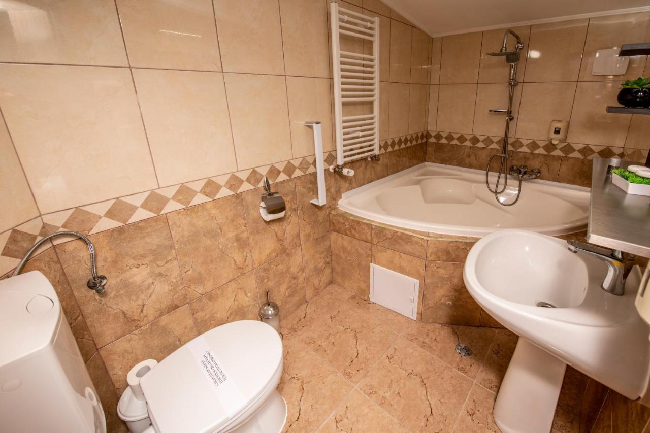 Hotel Novotheos Oradea Exteriör bild