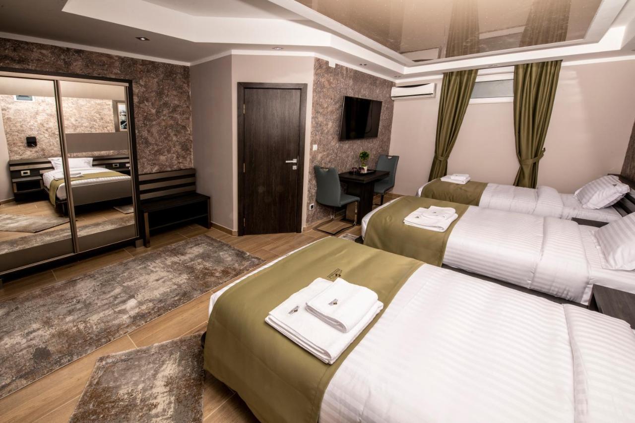 Hotel Novotheos Oradea Exteriör bild