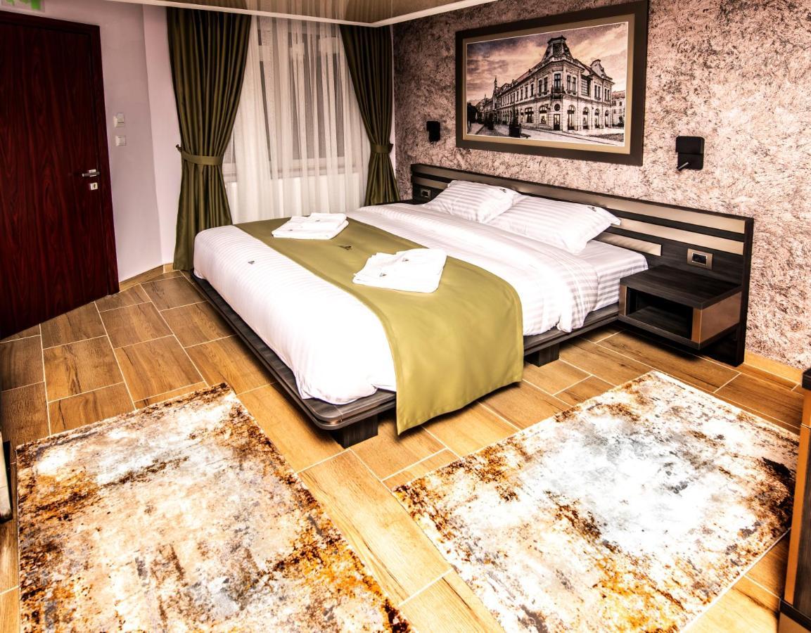 Hotel Novotheos Oradea Exteriör bild