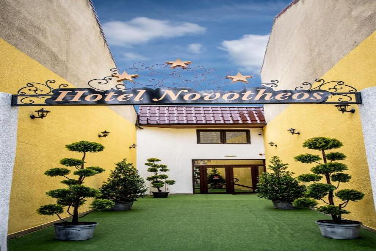 Hotel Novotheos Oradea Exteriör bild